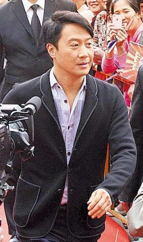 黎明跨年夜赴夜总会买醉喝得满脸通红(图)